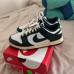 WMNS vintage green low NIKE dunks